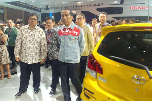 Jokowi Datang ke IIMS dengan Jins Andalan yang Sudah Dikancing