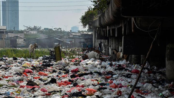 Di Depan TMP Kalibata Trotoar Dibangun Asal-asalan, Warga Kecam Pemprov DKI