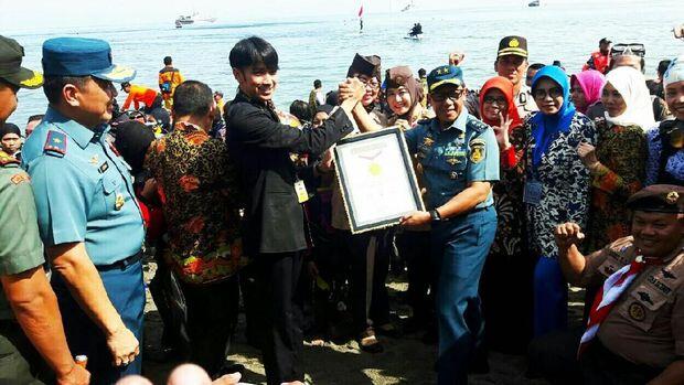 221 Wanita Penyelam Kibarkan Bendera di Bawah Laut Situbondo