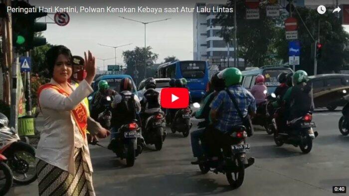 Peringati Hari Kartini, Polwan Kenakan Kebaya saat Atur Lalu Lintas