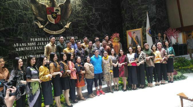 Saat Wagub Sandiaga Salah Kostum di Tengah Rombongan Abnon Berbatik