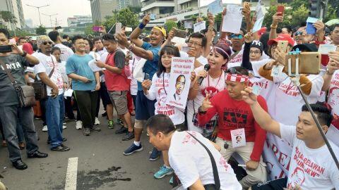 Relawan Kampanyekan #2019TetapJokowi di Car Free Day