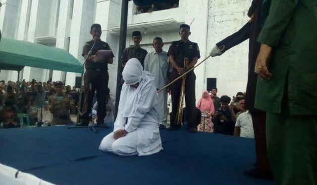 8 Pelanggar Syariat Dicambuk di Halaman Masjid Jamik Lueng Bata Banda Aceh
