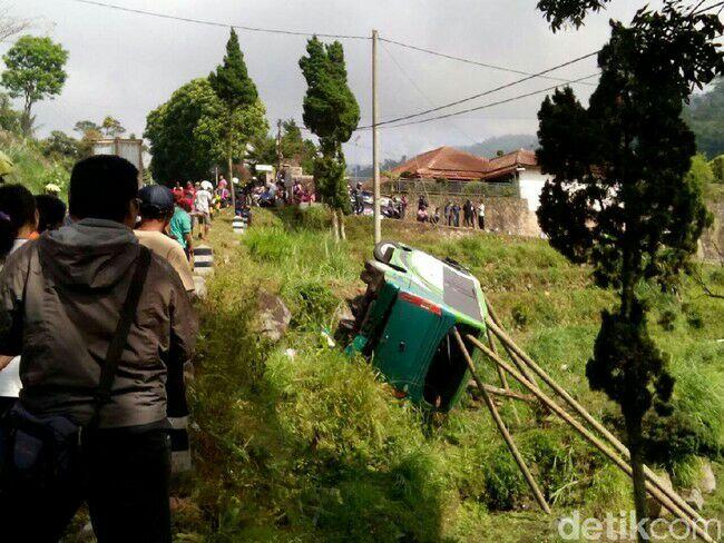 Jeritan dan Takbir Penumpang Bus Rombongan Muslimat Masuk Jurang