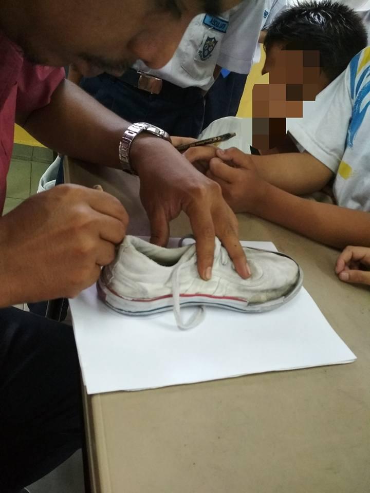 Aksi Guru SD Borong Sepatu untuk 55 Muridnya Menuai Pujian