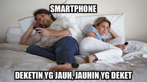 Berbagai Orang Main HP, Kalian Termasuk Yang Mana? 