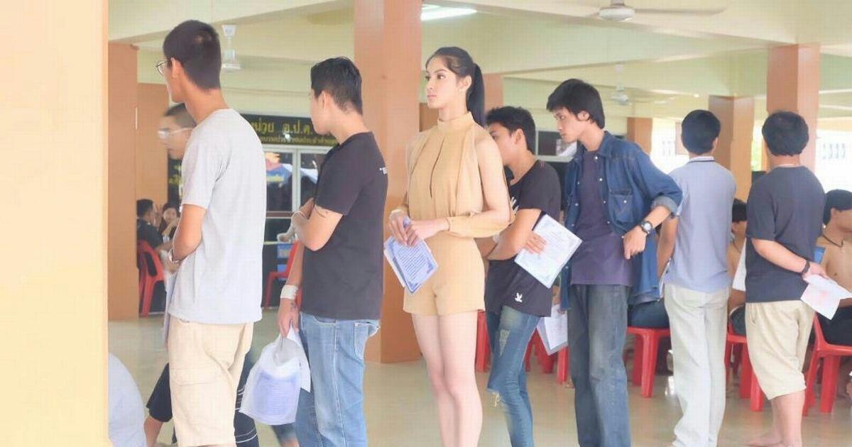 Penampakan Ladyboy Thailand Lagi Daftar Wajib Militer. Biar Feminin, Jiwa Tetap Laki