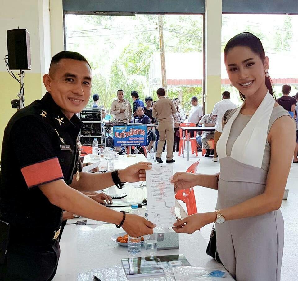 Penampakan Ladyboy Thailand Lagi Daftar Wajib Militer. Biar Feminin, Jiwa Tetap Laki