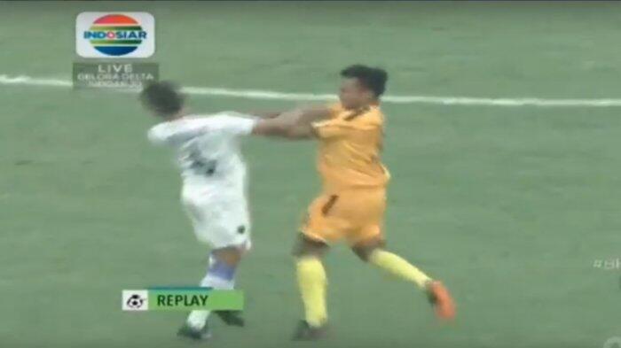 Aksi M Hargianto Pukul Pemain Persela Lamongan Tertangkap Kamera