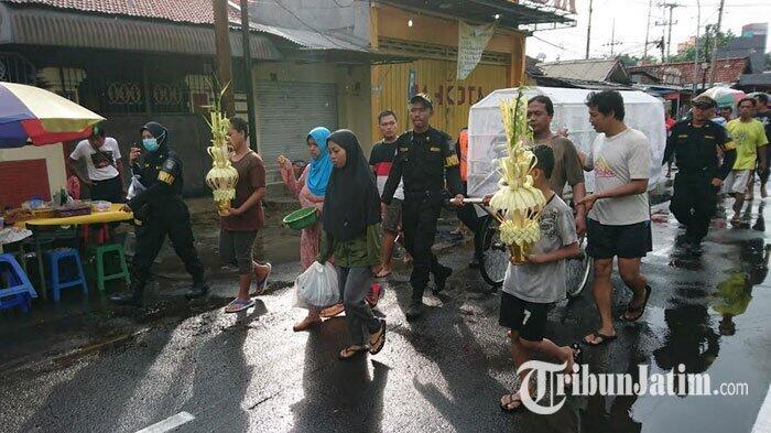 Dua dari Tiga Korban Miras Oplosan di Pacar Keling Dimakamkan Bergantian
