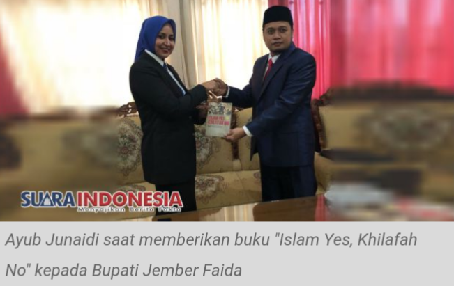 Ketua GP Ansor Jember Berikan Buku Anti Khilafah Pada Bupati Faida