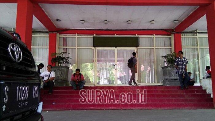 Tim Penyidik KPK Geledah Ruangan Bupati dan Wakil Bupati Mojokerto