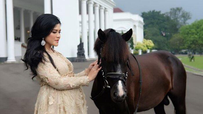 Hamil Besar, Putri Jokowi Kahiyang Ayu Foto Bareng Kuda di Istana Bogor