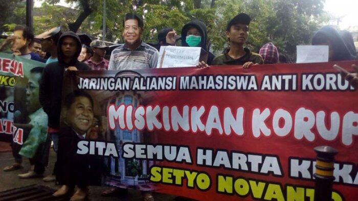 Gelar Aksi di Depan Gedung Pengadilan, Massa Meminta Novanto Dihukum Setimpal