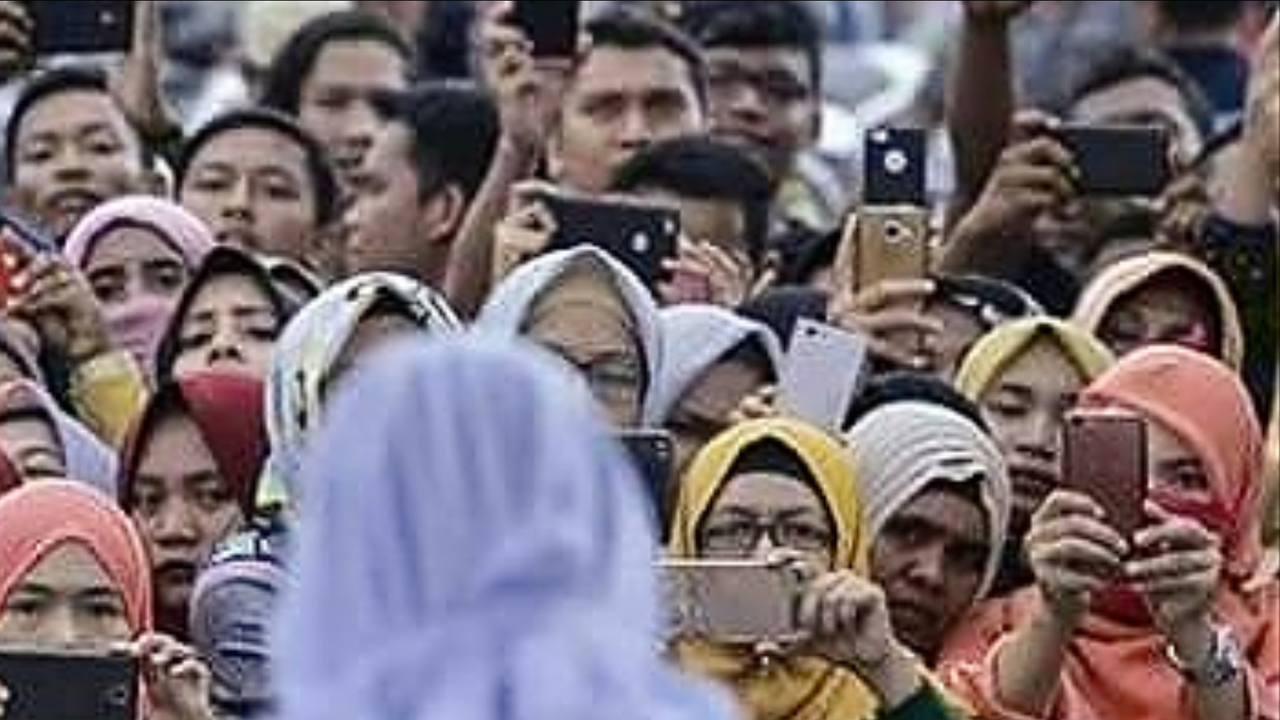 Foto Hukuman Cambuk Aceh, Disaat Penonton Sibuk Merekam, Ekspresi Wanita Ini Jadi Sor