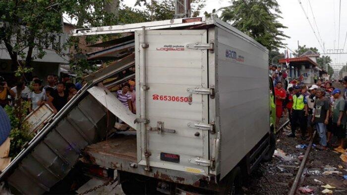 Bagian Kiri Mobil Box Ringsek Dihajar Kereta Barang yang Melintas di Gang Sentiong