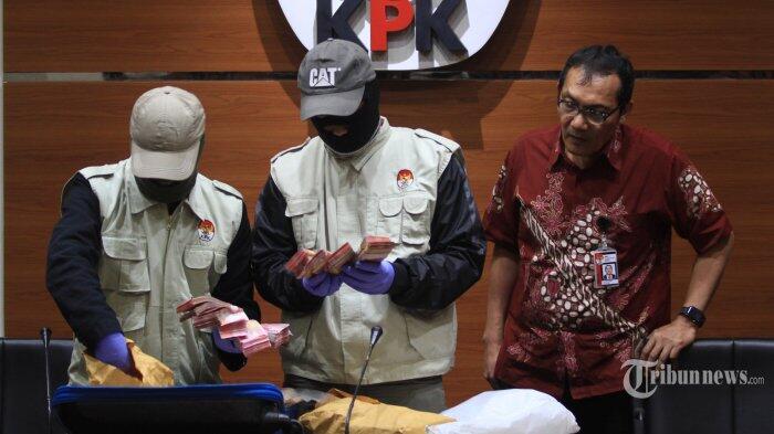 Geledah Rumah Kepala Dinas Pendidikan Mojokerto, Penyidik KPK Sita Dua Koper