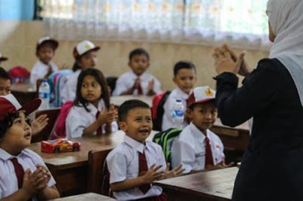 Unik! Anak Libur Sekolah, Wali Murid yang Dapat PR