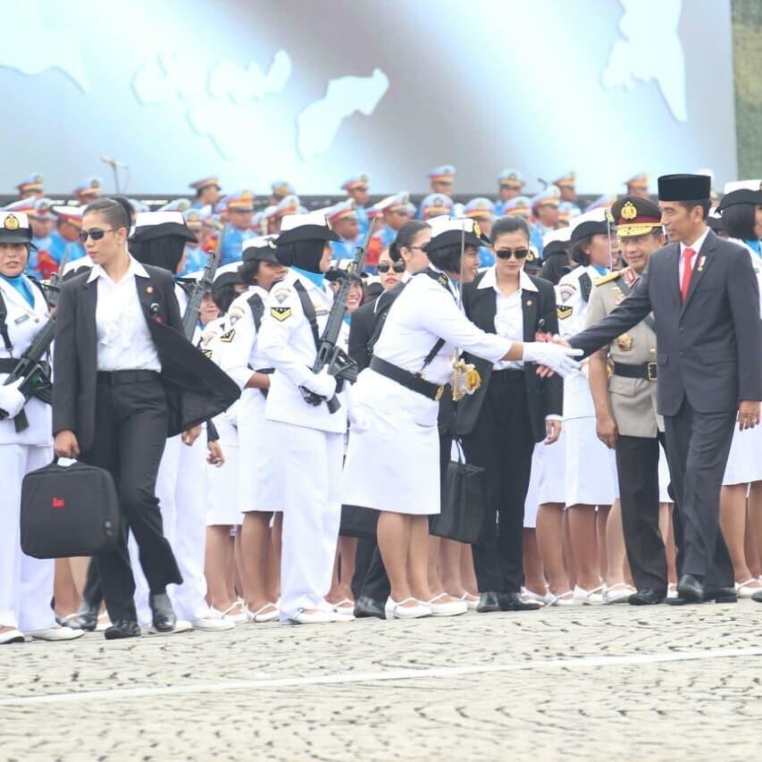 Gaya Paspampres Wanita Yang Gagah Namun Terlihat Anggun Dan Cantik