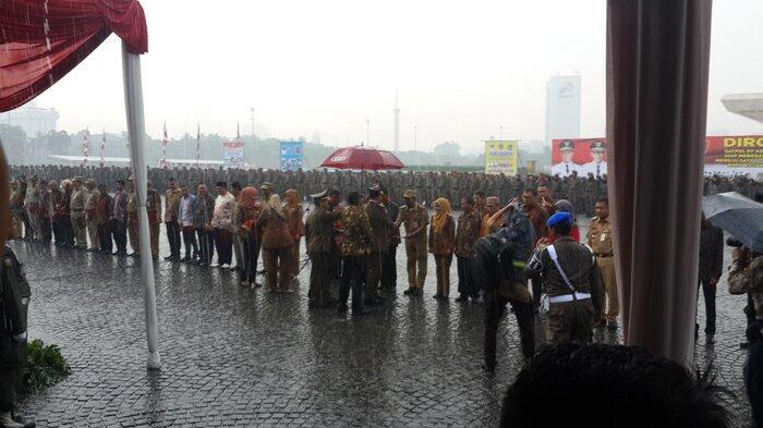 Satpol PP Unjuk Kebolehan di Depan Anies-Sandi