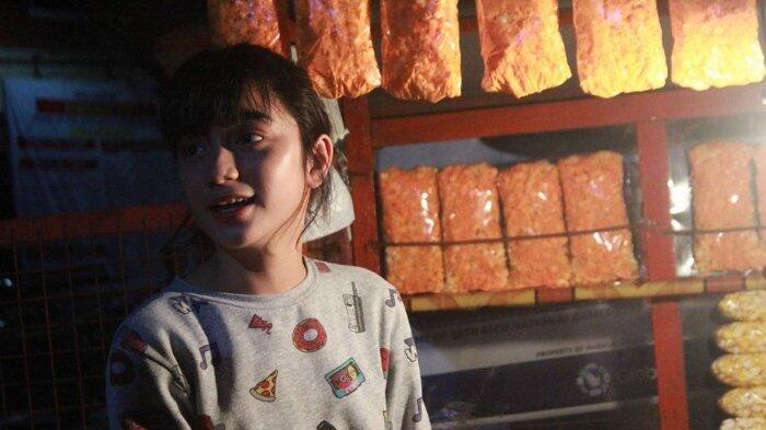 Foto Wanita Cantik Jualan Popcorn jadi Viral, Alasannya Bikin Terharu