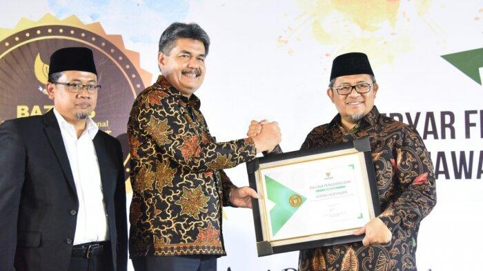 Aher Dianugerahi Tokoh Pelopor Kebangkitan Zakat