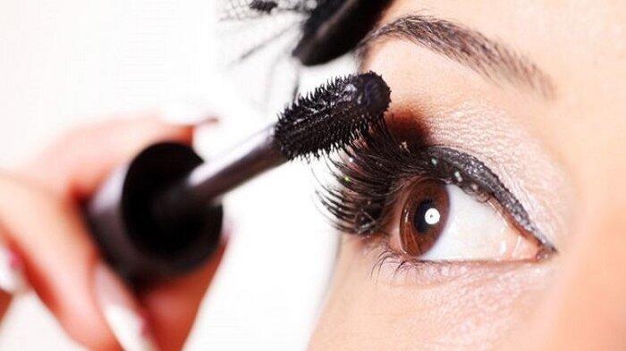 Terapkan 5 Hal Ini Agar Bulu Mata Tak Menggumpal Saat Memakai Maskara