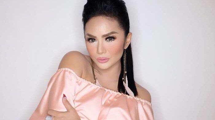 Krisdayanti Duduk di Sofa, Sandal yang Dipakai Malah Bikin Salfok, Segini Harganya!