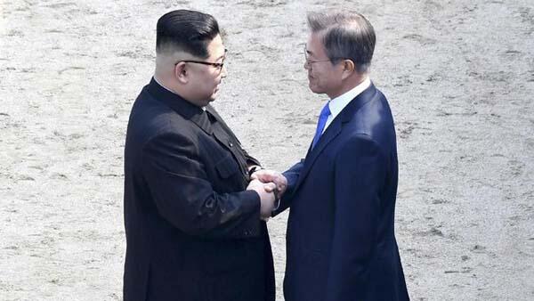 Pertemuan Bersejarah Pemimpin Korut dengan Korsel Diwarnai Senyuman dan Jabat Tangan
