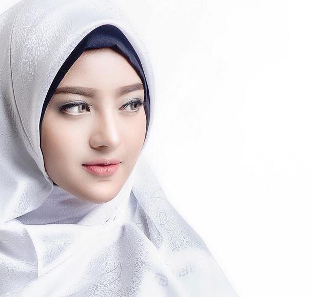 Pesona Tanaya, Model Cantik yang Dekat dengan Al Ghazali