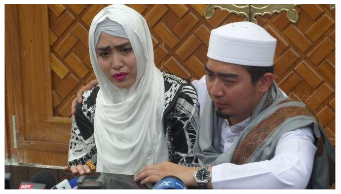 Beredar Foto Ustadz Solmed Video Call dengan Perempuan Cantik
