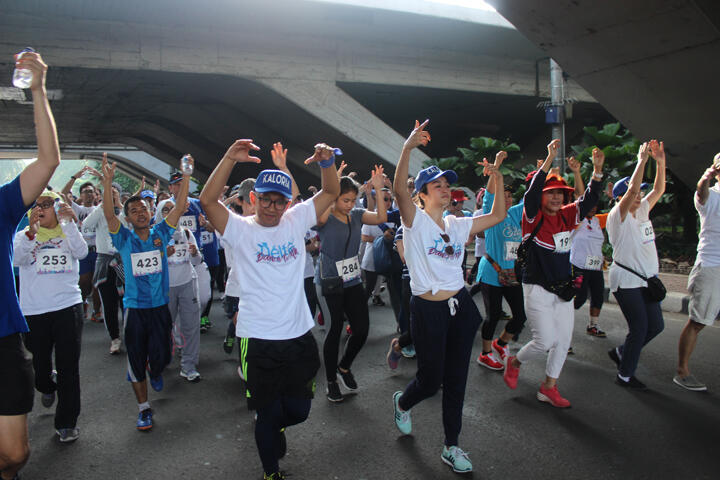 Ratusan Orang di Jakarta & Makassar Jalan Sambil Nari di 'Delta Dance Walk'