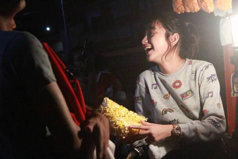 Louri Caye Gadis Berwajah Teduh Penjual Popcorn