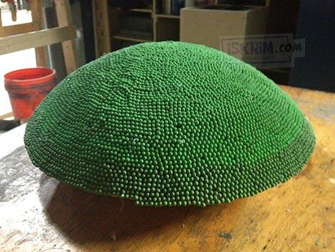 Keren, Orang Ini Bikin Bola Raksasa Dari Pentol Korek Api Lalu Dibakarnya!