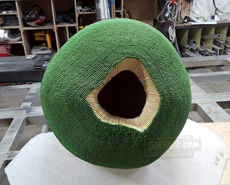 Keren, Orang Ini Bikin Bola Raksasa Dari Pentol Korek Api Lalu Dibakarnya!