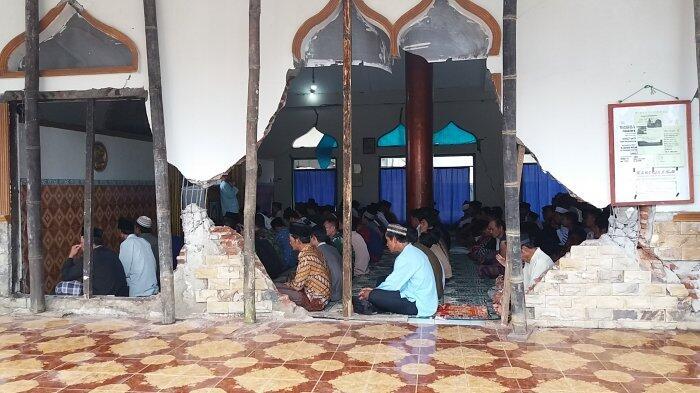 Warga Korban Gempa Banjarnegara Salat Jumat di Masjid yang Nyaris Roboh