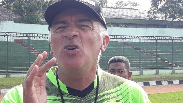 Berkarier di Indonesia di Masa Tua, Ini Beberapa Cobaan yang Dialami Pelatih Persib