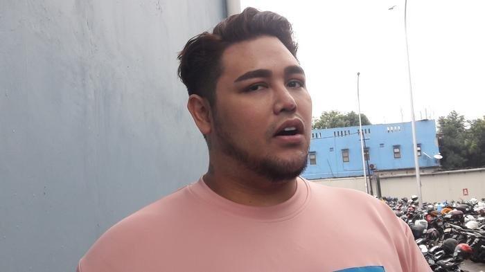 Ketika Ivan Gunawan Rebahkan Kepalanya di Bahu Sang Ayah