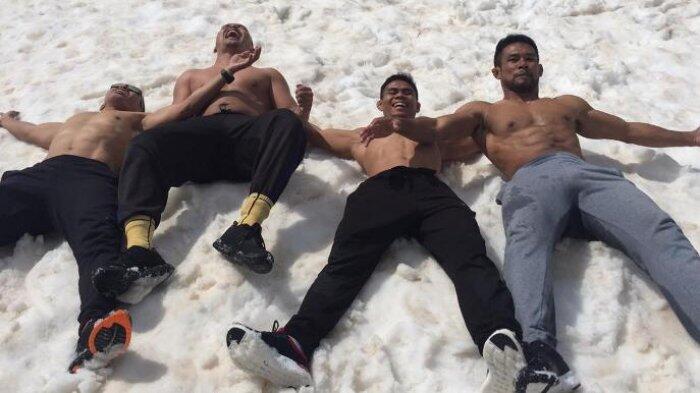 Pegulat Indonesia Langsung Buka Baju Tiduran deh di Salju Gunung Vitosha