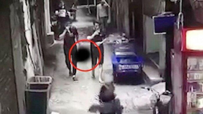 Bertengkar Hebat, Pria Ini Penggal Kepala Istrinya Lalu Ditenteng di Jalan Raya