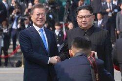 Pertemuan Bersejarah di Semenanjung Korea, Kim Jong Un Bersalaman dengan Moon Jae In