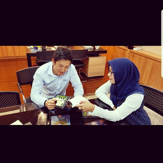 Foto Rio Haryanto Memegang Buku Agama Bikin Meleleh