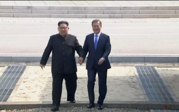 Gandeng Tangan Jae-in, Kim Jong-un Tuliskan Kalimat Perdamaian