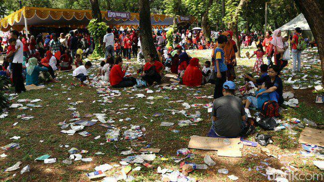 Monas Jadi Lautan Sampah Saat Acara Bagi-bagi Sembak🐽 Gratis