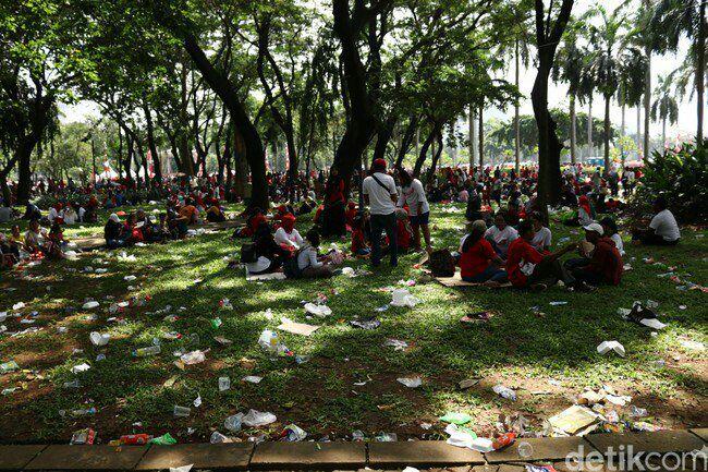 Monas Jadi Lautan Sampah Saat Acara Bagi-bagi Sembak🐽 Gratis