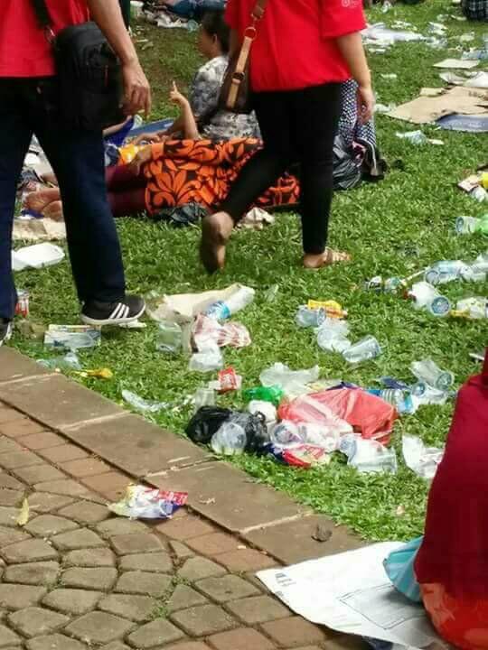 Monas Jadi Lautan Sampah Saat Acara Bagi-bagi Sembak🐽 Gratis