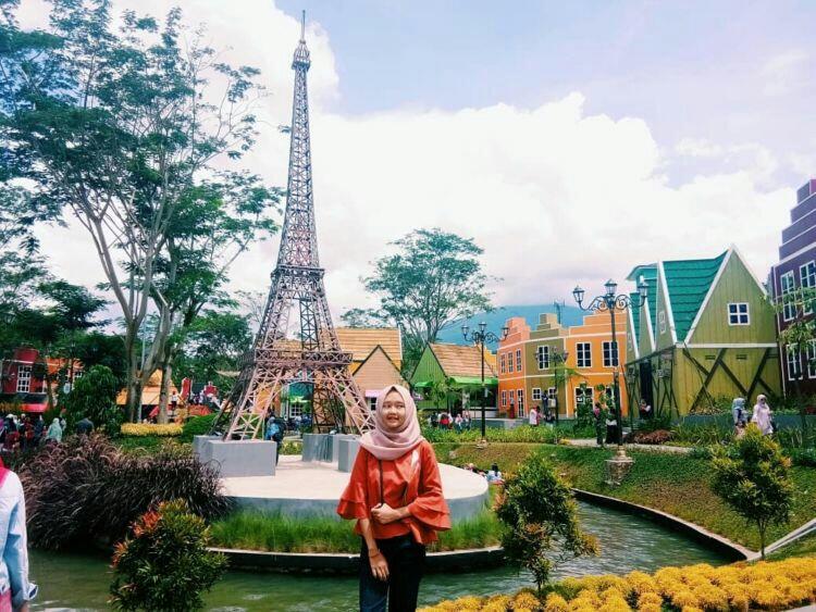 Liburan ala Kampung Eropa Devoyage di Bogor. Nikmati Suasana Eropa yang Murah Meriah