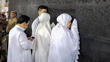 Saudi Beri Akses Dua Putri Presiden RI Mencium Hajar Aswad