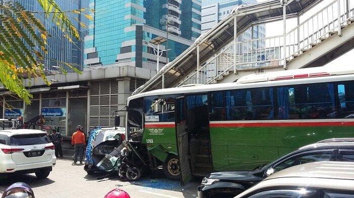 Delapan Kendaraan Diseruduk Bus Mayasari Bhakti di Halte Busway Slipi