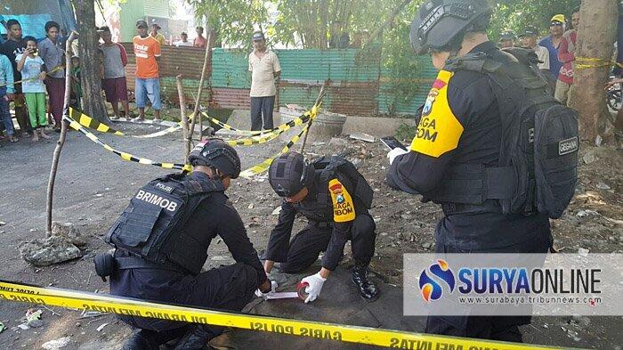 Tim Jibom Gegana Sat Brimob Polda Jatim Evakuasi Granat di Pekarangan Rumah